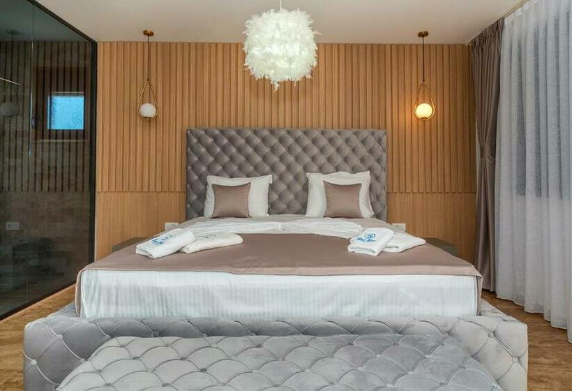 اتاق لوکس با بالکن و چشم‌انداز دریا, Villa Blue Bay