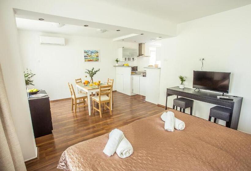 2 Bedrooms Apartment Lake View, Villa Gréta