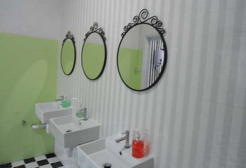 تختخواب در اتاق مشترک, Traveller@sg Hostel