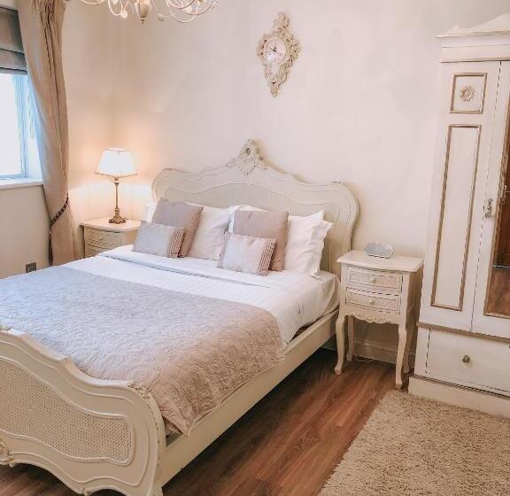 Дом 1 Спальня, Manor By The Lake
