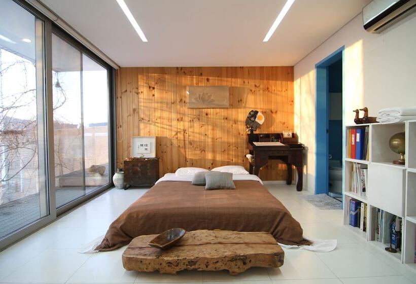 Номер Стандарт, Motif No.1 Guest House