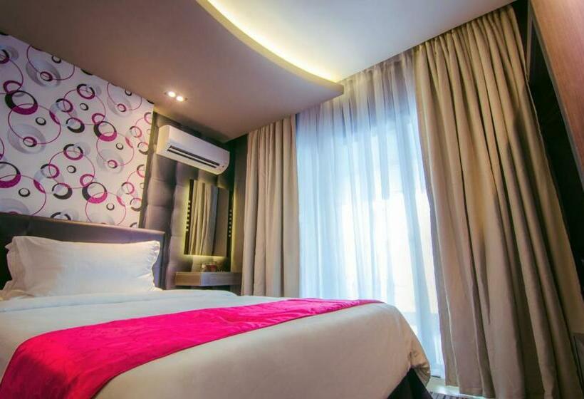 Номер Premium Вид на Бассейн, Eloisa Royal Suites