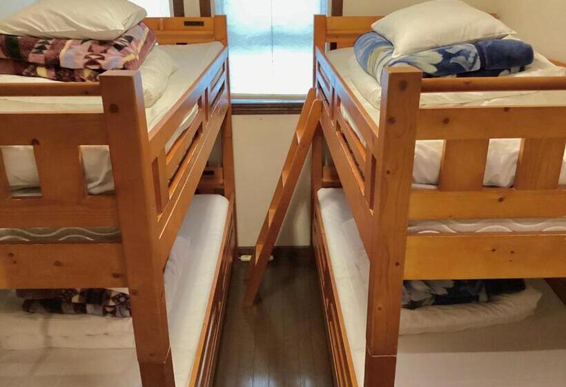 Номер Стандарт Четырехместный Совместный Санузел, Iza Kamakura Guest House And Bar
