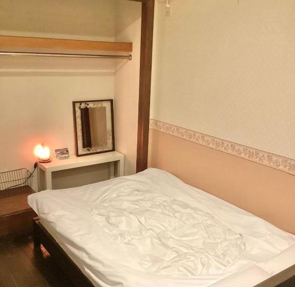 Номер Базовый Двуспальная Кровать, Iza Kamakura Guest House And Bar