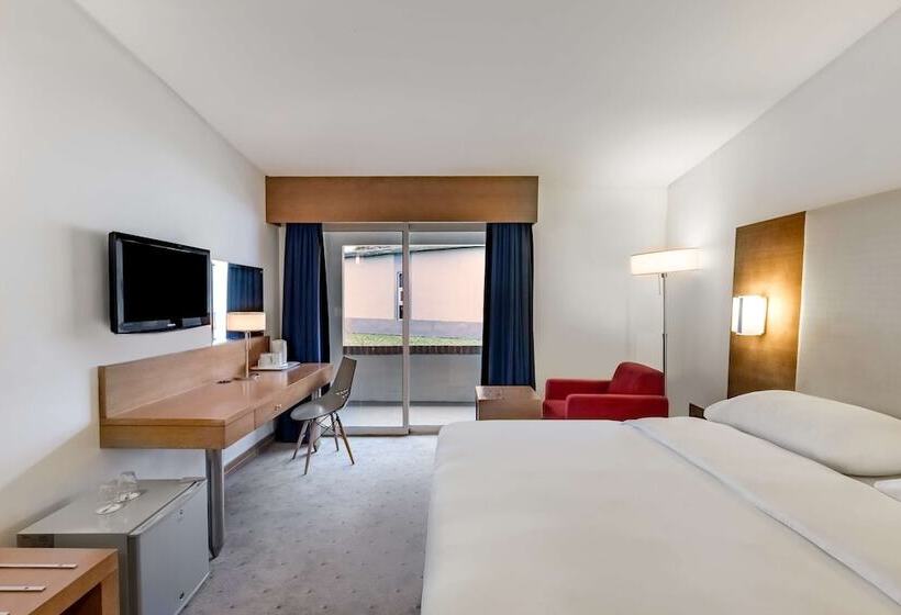 اتاق استاندارد با چشم‌انداز استخر, Park Inn By Radisson Abeokuta