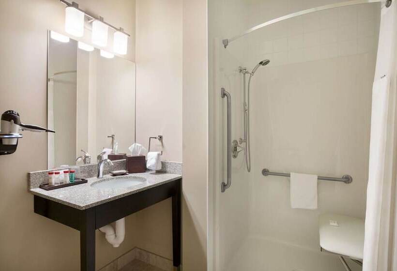 Люкс, Ramada By Wyndham Emerald Park/regina East