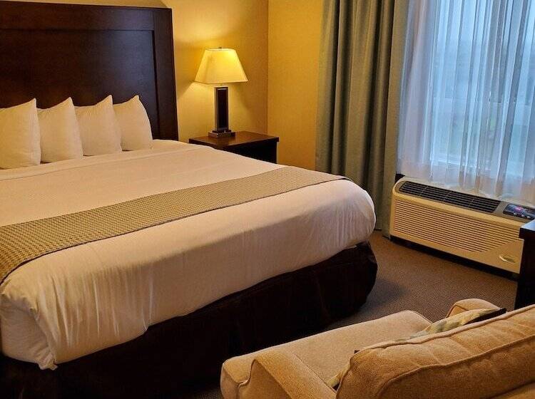 Люкс, Ramada By Wyndham Emerald Park/regina East