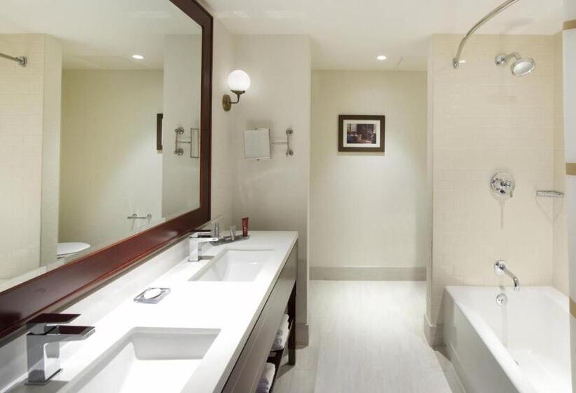 带大床的俱乐部房间, Marriott Syracuse Downtown