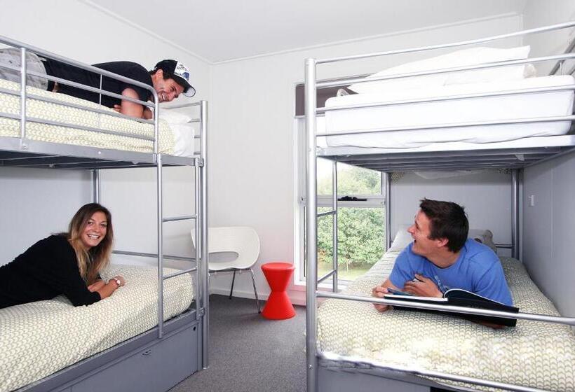 Кровать в Общей Комнате, The Island Accommodation
