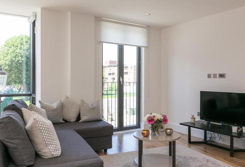 آپارتمان لوکس 2 خوابه, Bright Portobello Apt With Floor To Ceiling Views