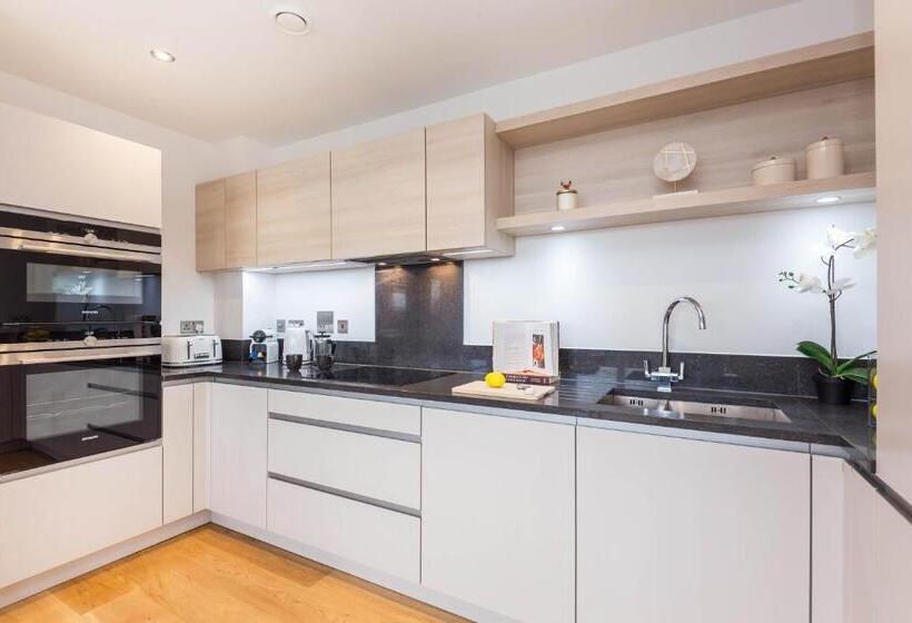 آپارتمان لوکس 2 خوابه, Bright Portobello Apt With Floor To Ceiling Views