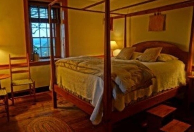 高品质的四人房间, Brownstone Colonial Inn