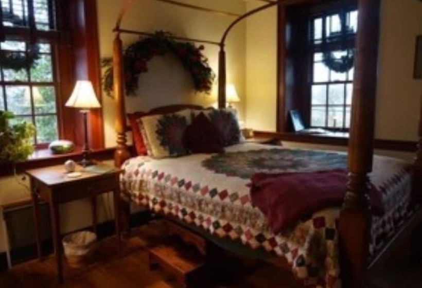 غرفة قياسية ثلاثية, Brownstone Colonial Inn