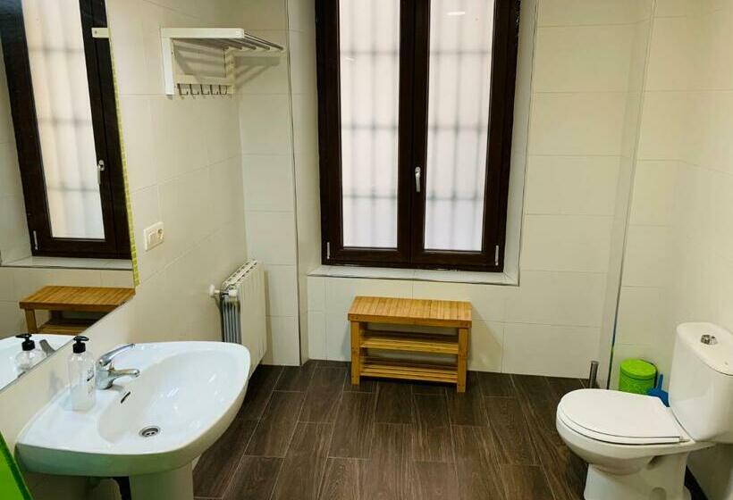 اتاق استاندارد با سرویس بهداشتی مشترک, Oh! My Hostel