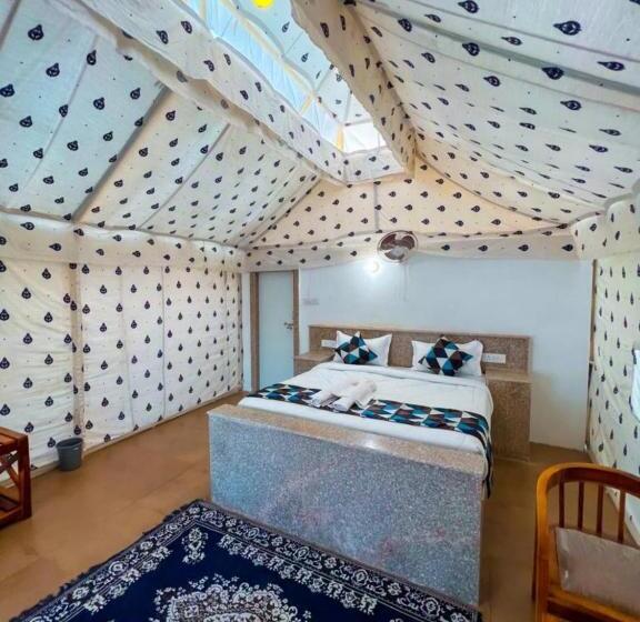 豪华三人间, Samar Desert Camp