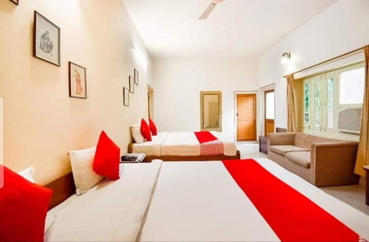 Quarto Familiar, Singhasan House