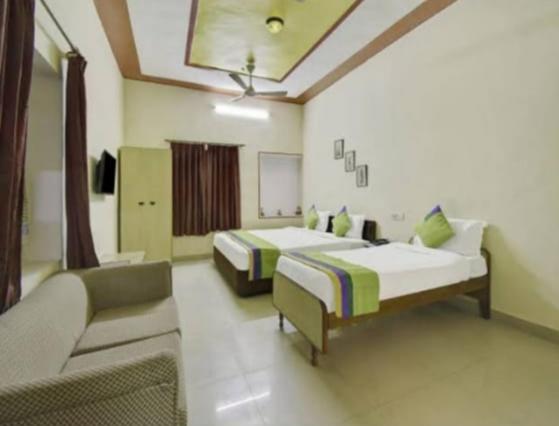 Quarto Familiar, Singhasan House