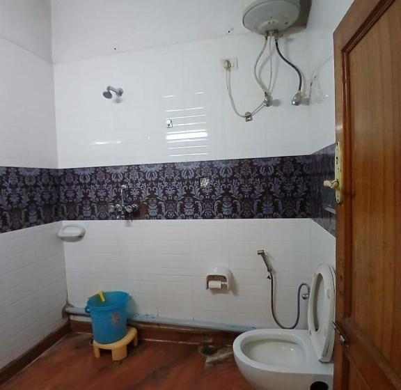 Quarto Familiar, Singhasan House