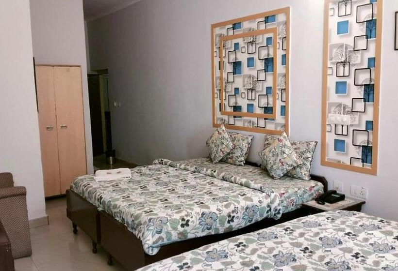 Quarto Familiar, Singhasan House
