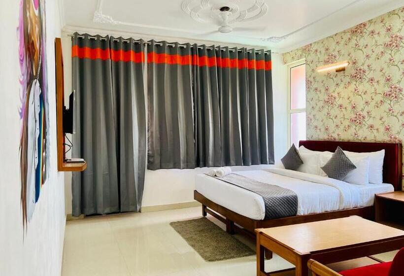 キングサイズベッドのスタンダードルーム, Live Free Hostel, Mcleodganj
