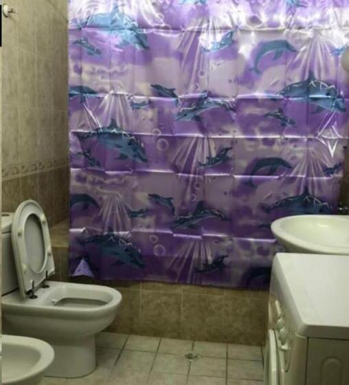 חדר משפחתי, Shah Hostel