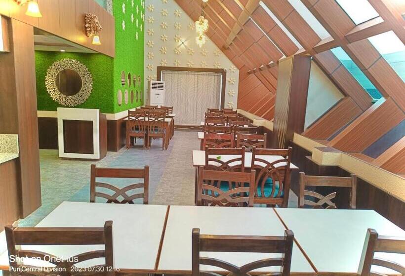 Номер Deluxe с Балконом, Kuber Palace ! Puri Near Sea Beach And Temple Fully Air Conditioned Hotel With Lift And Parking Faci