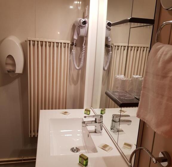 Номер Стандарт Трехместный, Logis Hôtel Restaurant Les Carillons