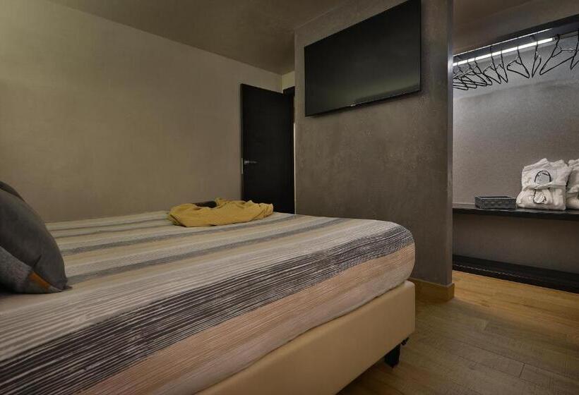 Family Suite, Compagnoni