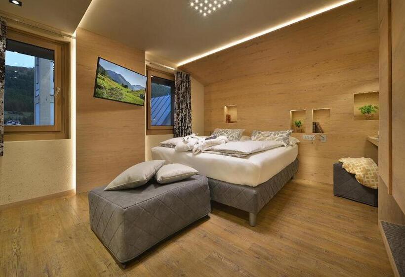 Номер Deluxe, Compagnoni
