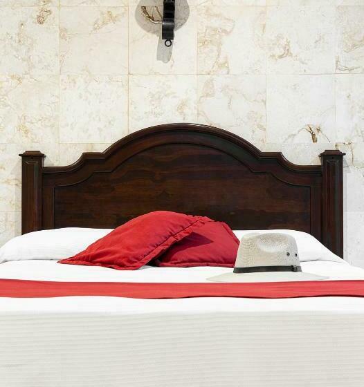 جناح جونيور, La Aurora Hotel Colonial