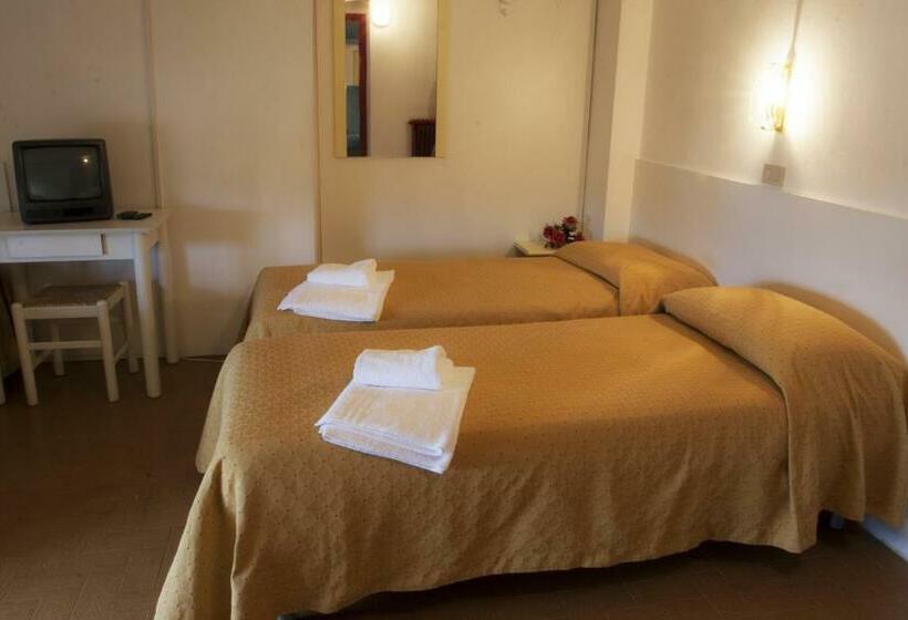 Habitaci�n Est�ndar Abuhardillada, Residence Poggio Al Lago