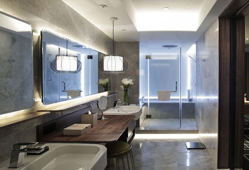 سوییت اجرایی, The Lotus Hotel Chongqing