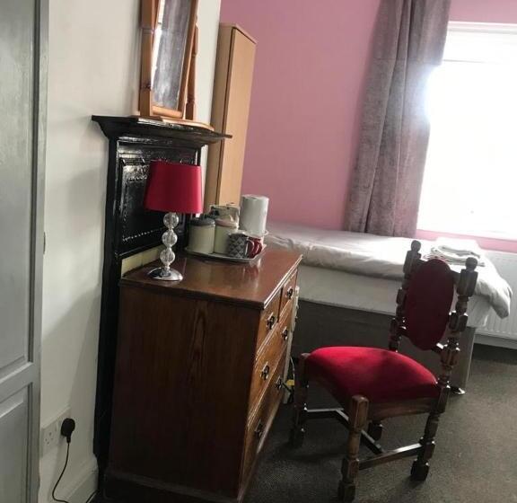 Семейный Номер, Heathrow Stay
