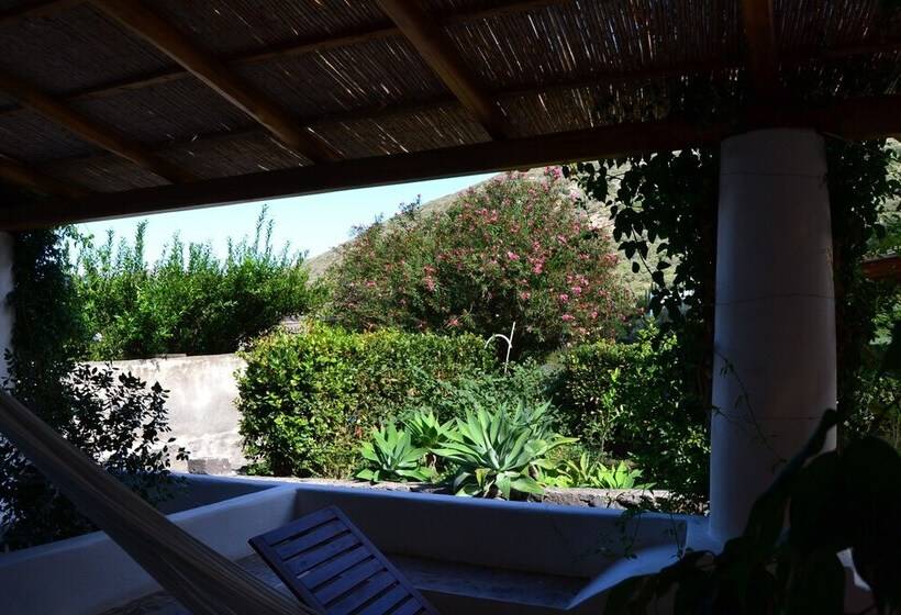 اتاق استاندارد چهارنفره با چشم‌انداز باغ, La Locanda Del Postino