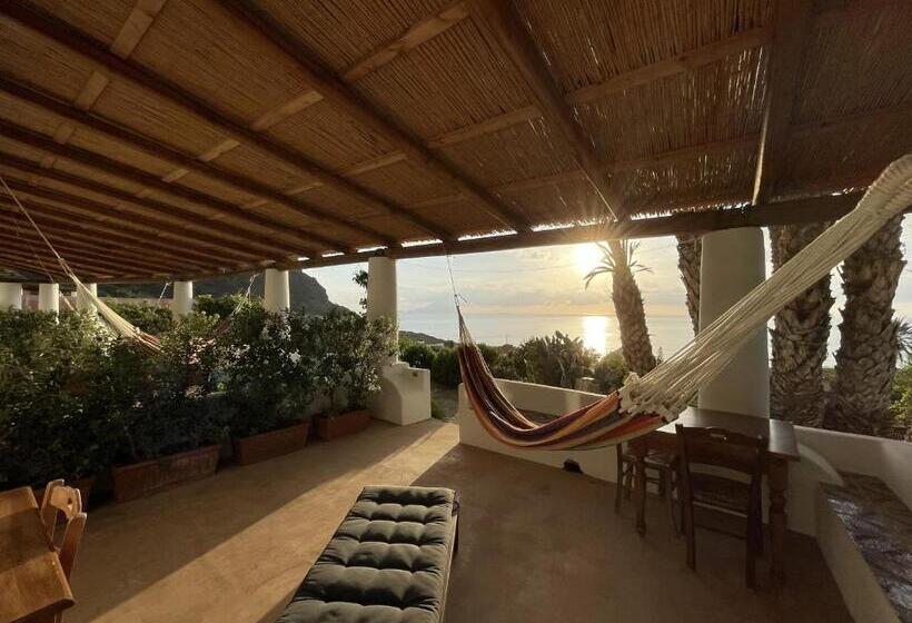 اتاق سه نفره دلوکس با چشم‌انداز دریا, La Locanda Del Postino