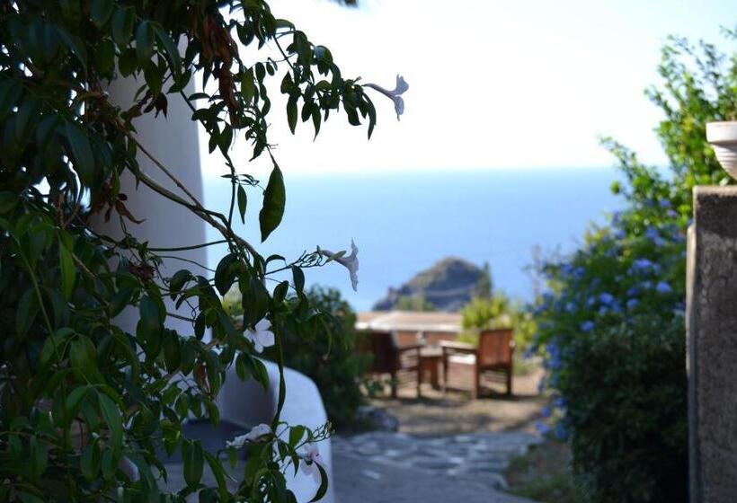 اتاق استاندارد چهارنفره با چشم‌انداز باغ, La Locanda Del Postino