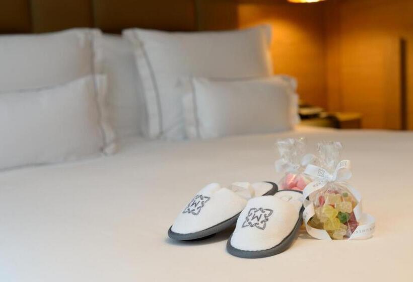 Family Suite, Monument