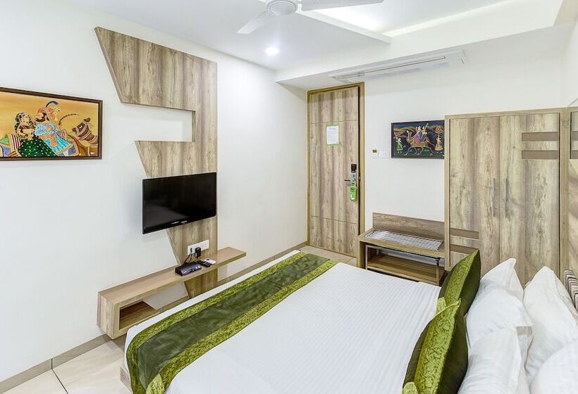 Номер Deluxe, Treebo Daksh Residency