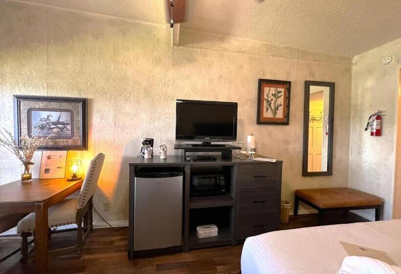 패밀리 룸, Mountain Harbor Queen Guest Room On Lake Ouachita By Redawning