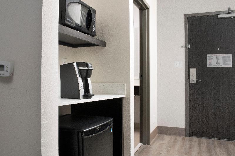 Номер Стандарт Кровать Кинг Адаптированный для Инвалидов, Holiday Inn Express Pensacola Downtown, An Ihg