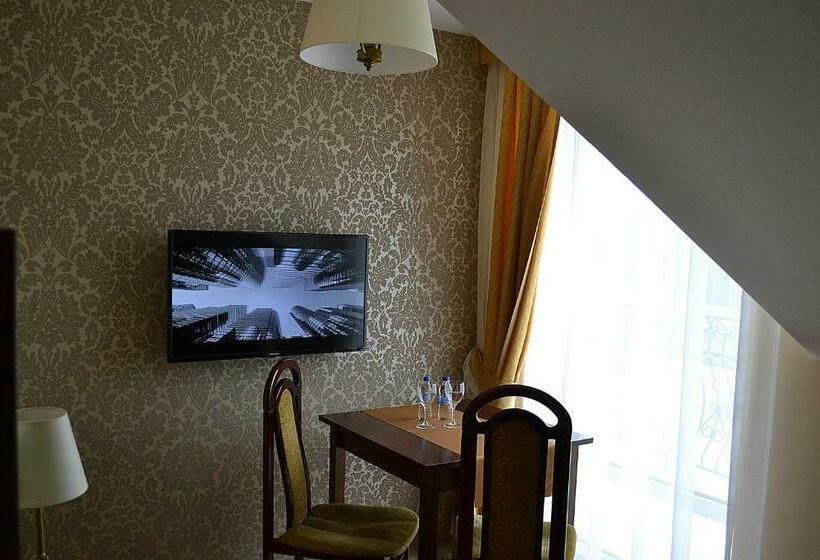 Трехместный Номер Deluxe, Restauracja Koral