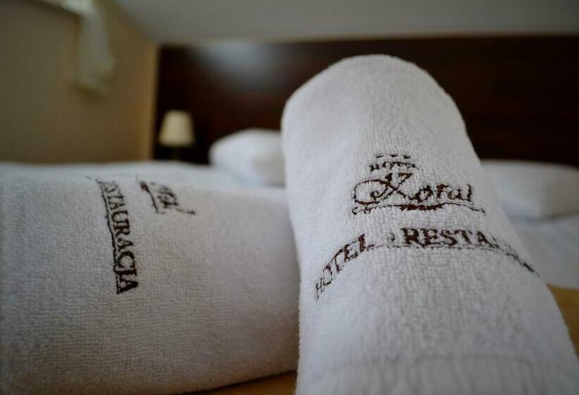 Трехместный Номер Deluxe, Restauracja Koral