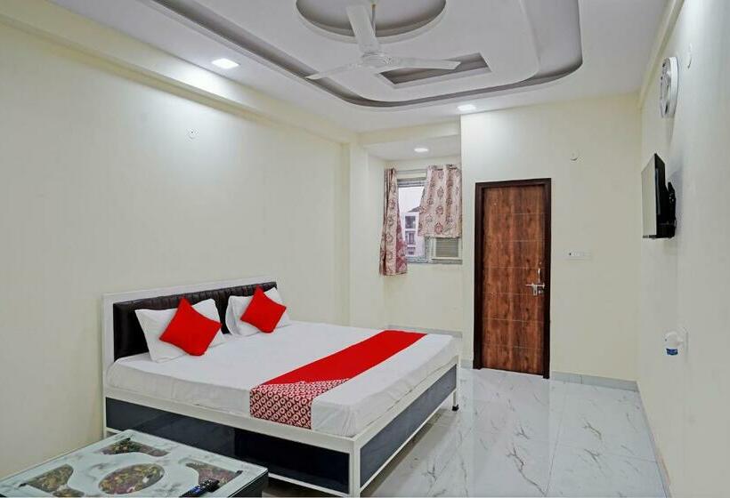 Habitació Triple Clàssica, Oyo Flagship Hotel Jojo In