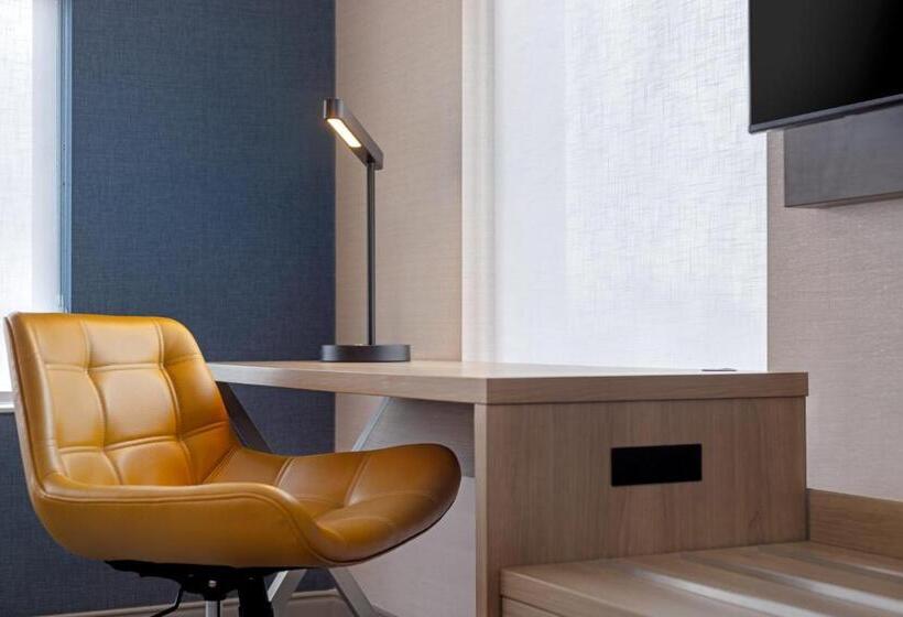 带特大床的标准间, Holiday Inn Express & Suites St Thomas