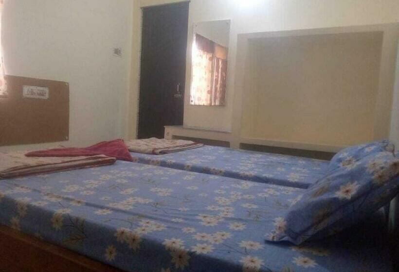 Трехместный Номер Классика, Oyo Shree Krishna Cottage