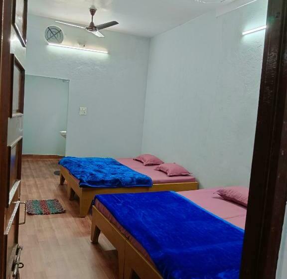 اتاق خانوادگی, Shree Maruti Guest House
