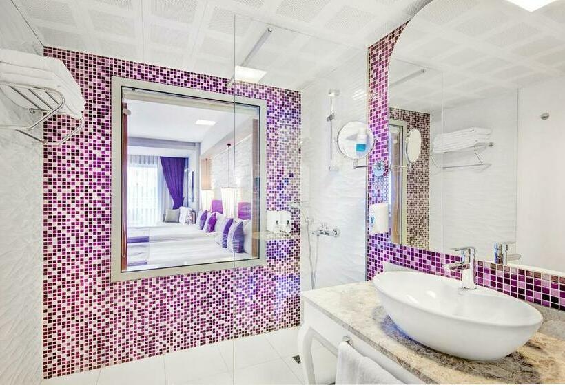 اتاق لوکس با چشم‌انداز استخر, Tui Magic Life Jacaranda