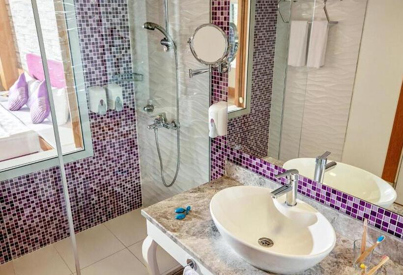 اتاق خانوادگی با چشم‌انداز دریا, Tui Magic Life Jacaranda