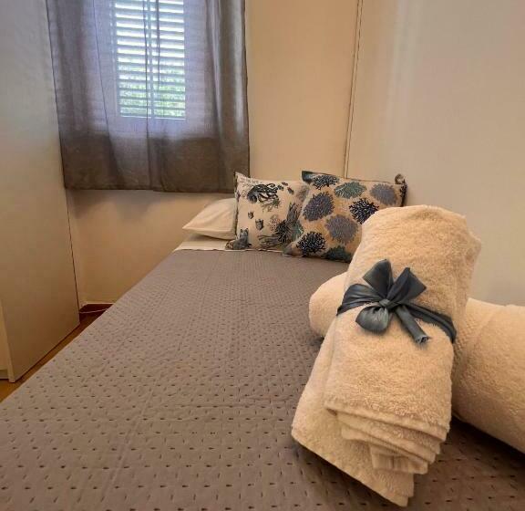 اتاق استاندارد سه نفره, Celeste Rooms