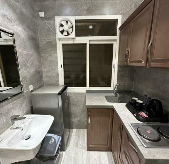 Номер Basic, Cast Home